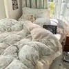 Juego de ropa de cama de cuatro piezas estilo princesa de encaje y terciopelo de leche, engrosado para otoño e invierno, incluye funda de edredón y sábana, y un juego de ropa de cama de tres piezas de vellón de coral
