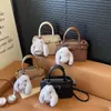 Bolso Cuadrado Pequeño Casual y Elegante de Mano para Mujer 2025 Invierno Nuevo Estilo Ligero Moderno Exquisito Versátil Bolso de Hombro Único Cruzado
