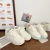 Zapatillas blancas de suela gruesa para mujer, nuevo diseño de tendencia de nicho para primavera y otoño 2026, zapatos deportivos casuales para estudiantes