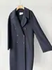 O azul marinho atemporal de Xiao He - um clássico casaco de lã e cashmere dupla face com abotoamento duplo, lapela grande e design longo