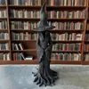 Estátua de Bruxa Encantadora: uma Estátua de Bruxa Encantadora Pintada à Mão para o Halloween