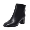 Botas de tornozelo quadradas em couro macio, botas de outono simples para mulheres, nova coleção outono/inverno 2026, botas de couro estilo britânico, botas versáteis de salto alto com forro de fleece, botas Martin