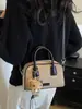 Bolso de mano cuadrado pequeño, moderno y único, estilo coreano, un bolso cruzado moderno y chic para mujer, nueva colección de otoño 2026, un bolso tipo bowling personalizado