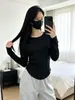 Camiseta básica de cuello redondo para mujer, diseño ajustado para otoño e invierno con dobladillo en forma de U, top interior con hombros normales, camiseta de manga larga a la moda para chicas modernas