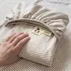 Faldón de Cama de Gasa de Doble Capa Clase A Faldón de Cama Jacquard Lavado al Agua Cubierta de Colchón Simmons Cubierta Antideslizante para Cama Faldón de Cama Set de Tres Piezas