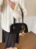 Bolso de mano versátil retro nuevo de principios de otoño Yuezhi, bolso de hombro moderno, bolso de axila para mujer simple y texturizado para el trabajo