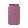 Este conjunto elegante e sedutor apresenta um design que abraça o corpo, acentuando suas curvas.. É um conjunto de três peças para mulheres, perfeito para o outono, composto por um top de tricô com gola alta parcial, uma saia de comprimento médio e um cardigã.