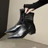 Botas Martin de punta con 26 púas, botines de estilo europeo y americano para mujer, botas versátiles para mujer para otoño e invierno, botines de moda de tacón grueso y ajustados, diseño de nicho con sentido de clase