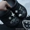 Toma un bocado de una manzana roja Hebilla de zapato zueco DIY Extraíble Lindo Juguete de Comida Botón Flor de Zapato Decoración de Parte Superior Venta al por Mayor