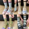 Colección de otoño e invierno: calcetines largos estilo retro para mujer, con tejido transpirable que absorbe el sudor, de diseño sencillo y versátil, y un moderno estampado de grafitis. Estos calcetines de media pantorrilla ofrecen un look juvenil y femenino
