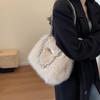 Super popular bolsa de pelúcia de nicho para mulheres 2023 novo popular all-match cadeia messenger bag outono e inverno Plush Bag