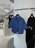 DestacadoYuran 26 Nueva Colección de Principios de Otoño: Camisa a la moda y estilizada de manga corta con cuello pequeño de solapa y borde sin rematar