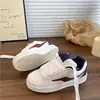 Zapatos de pan de color block de estilo universitario de nicho para mujer, ins, modernos, nuevos de primavera y verano 2026, versátiles, deportivos, casuales, zapatillas de tabla para mujer