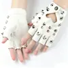Luvas de Couro Meio Dedo com Tachas em Formato de Coração para Dança Feminina, Estilo Punk Fashion, Adequadas para Dança no Poste e Performances de Street Dance