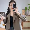 Blazer de outono curto para pessoas baixinhas, estiloso e versátil, emagrecedor, blazer pequeno estilo coreano, moderno e casual