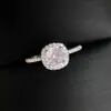 Anel Versa Fine de Diamante Amarelo Lapidação Princesa para Mulheres, Diamantes Brilhantes em Tons Quentes Criando uma Atmosfera Luxuosa, Fazendo a Pele Parecer Mais Clara e Adicionando ao Senso de Sofisticação