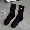 Calcetines Cityboy para hombre y mujer, estilo West Coast Skateboard Ins, modernos calcetines deportivos de tubo medio con dibujos de gatos y acentos callejeros en blanco y negro.