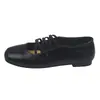 Estoque pronto, versão em couro macio, sapatos Mary Jane de sola reta com tira cruzada para mulheres, novo estilo de verão, retrô, versáteis, sapatilhas de corte baixo