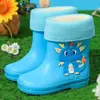 Botas de chuva infantis dinossauro de desenho animado botas de chuva para bebê impermeáveis calçados externos para meninos e meninas de 2 a 7 anos sapatos aquáticos fofos galochas curtas