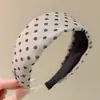 Nueva diadema de ala ancha 2026 para mujer, diseñada para levantar la línea del cabello y mantener el cabello en su lugar mientras te lavas la cara, con un estilo retro adecuado para otoño e invierno, y ofreciendo un aspecto sofisticado