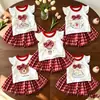 Conjunto de verano dulce de dibujos animados transfronterizo europeo y americano para niños con mangas volantes, falda de cuadros de oso de dibujos animados, conjunto dulce