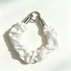 Fábrica grande de Yiwu verano nuevo estilo coreano exquisito hebilla plana scrunchie plisado cadena para teléfono colgante para teléfono llavero