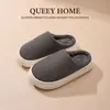 Chinelos de algodão femininos 2026 novo modelo para uso doméstico no inverno, pelúcia com sola grossa, antibacteriano, resistente a odores, com toque confortável, bico fechado, chinelos quentes para homens