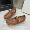 Novos Sapatos Planos Femininos de Tecido Vazado Estilo Primavera/Verão 2026, Sapatos Individuais Femininos Modernos e Estilosos, Sapatos de Rede com Uma Tira, Sapatos Respiráveis
