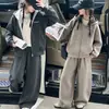 Atuendo otoñal elegante y moderno para niñas: una chaqueta de doble cremallera a la moda combinada con pantalones de pierna ancha, un conjunto casual de dos piezas perfecto para primavera y otoño
