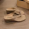 Chinelos Femininos Simples com Proteção Metálica para Dedos Tira Fina Confortáveis Não Cansam os Pés 2026 Novo Estilo Sandálias Plataforma para Exterior Casa