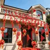 Un juego completo de guirnaldas decorativas para una boda rústica en un patio, con largos caracteres "feliz" colgantes, para casas de autoconstrucción