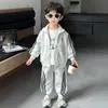 Conjunto Nuevo de Dos Piezas para Niños Primavera y Otoño 2026 Camisa de Cremallera Rayada Pantalones Largos Deportivos Casuales Cárdigan