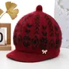 Gorro de invierno para mujeres de mediana edad y mayores, gorro de punto para uso en exteriores, forrado de forro polar para mayor calidez, grueso y acogedor, adecuado para mujeres mayores, gorro estilo pico de pato
