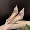 2025 Nuevos Zapatos de Tacón Alto Frances Color Albaricoque Puntiagudos de Temperamento Negro Sexy de Boca Baja para Mujer Zapatos de Tacón de Aguja para Mujer Combinan con Todo Hebilla en V