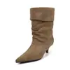 Botas femininas de cano médio em couro bovino, novo estilo coreano outono e inverno, bico fino, salto fino, salto médio, botas de cano largo