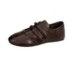 Sapatos femininos pretos de couro de cano baixo, tênis brancos estilo britânico novos com velcro, sapatos baixos versáteis franceses 2026