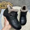Botines cortos para mujer, nuevo estilo invierno 2026, antideslizantes, forrados de felpa, cálidos, zapatos de algodón de suela blanda, zapatos de cuero de suela plana retro para mujeres de mediana edad y mayores