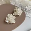 Pendientes de Flor de Acrílico Blanco Fresco para Mujer Diseño Avanzado Sentido de la Moda Pendientes Nicho Mori Pendientes Súper Hada de Pétalos