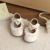 Zapatos Pequeños de Cuero con Forma de Corazón de Perla Estilo Francés 2026 Primavera y Otoño Nuevos Zapatos de Princesa con Adorno de Encaje y Moño Estilo Coreano para Niñas