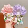 Goma para el pelo con colgante de flor de fresa estilo coreano, un accesorio para el cabello alegre y dulce para que los niños recojan su cabello en un moño