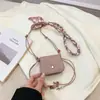 Mini bolsa de sela de camurça de alta qualidade, pequena bolsa de mão, lenço de seda, bolsa transversal com contas, porta-fones de ouvido, bolsa de pescoço de nicho e bolsa versátil