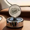 Adorno de perfume para coche con emblema nacional giratorio alimentado por energía solar, fragancia duradera para coche, decoración interior de bandera nacional para el salpicadero