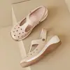 Sandalias transpirables caladas de cuero suave y suela blanda para mujer, nuevo modelo primavera/verano 2026, sandalias vintage de punta cerrada de doble uso con suela gruesa para aumentar la altura