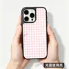 Capa de celular simples xadrez rosa e branco adequada para iPhone 18 todas as séries janela grande borda preta capa fosca fornecimento transfronteiriço