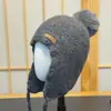 Chapéu de lã tricotado branco para uso externo para mulheres, outono e inverno, com pompom, quente, afina o rosto, protege as orelhas, cobre a cabeça, para cabeças de tamanho grande