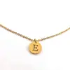 Collar con Colgante de Alfabeto de Acero Inoxidable 26 Letras, Cadena para Clavícula, Pieza Redonda Chapada al Vacío en Oro de 18 Quilates, Colgante de Acero de Titanio de Moda, Superventas Transfronterizo