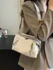 Bolsa de luxo de nicho para mulheres, nova coleção 2026, apresentando couro macio plissado texturizado, um design em formato de almofada, alça de ombro larga versátil e estilo crossbody