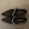 Zapatos negros de mujer estilo francés con punta fina y cadena, nuevo modelo primavera y otoño 2026, tacón grueso, adecuados para ir al trabajo y para la noche.