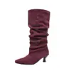Venta al por mayor de fábrica Botas Apiladas Arrugadas para Mujer Punta Fina Tacón de Aguja Botas de Moda Botas Retro de Media Pantorrilla Tallas Grandes Botas de Mujer Otoño Invierno