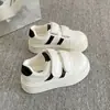 Populares zapatillas de estilo coreano con velcro y suela gruesa para mujer, nuevos zapatos casuales blancos de otoño 2026, mocasines de estudiante para mujer